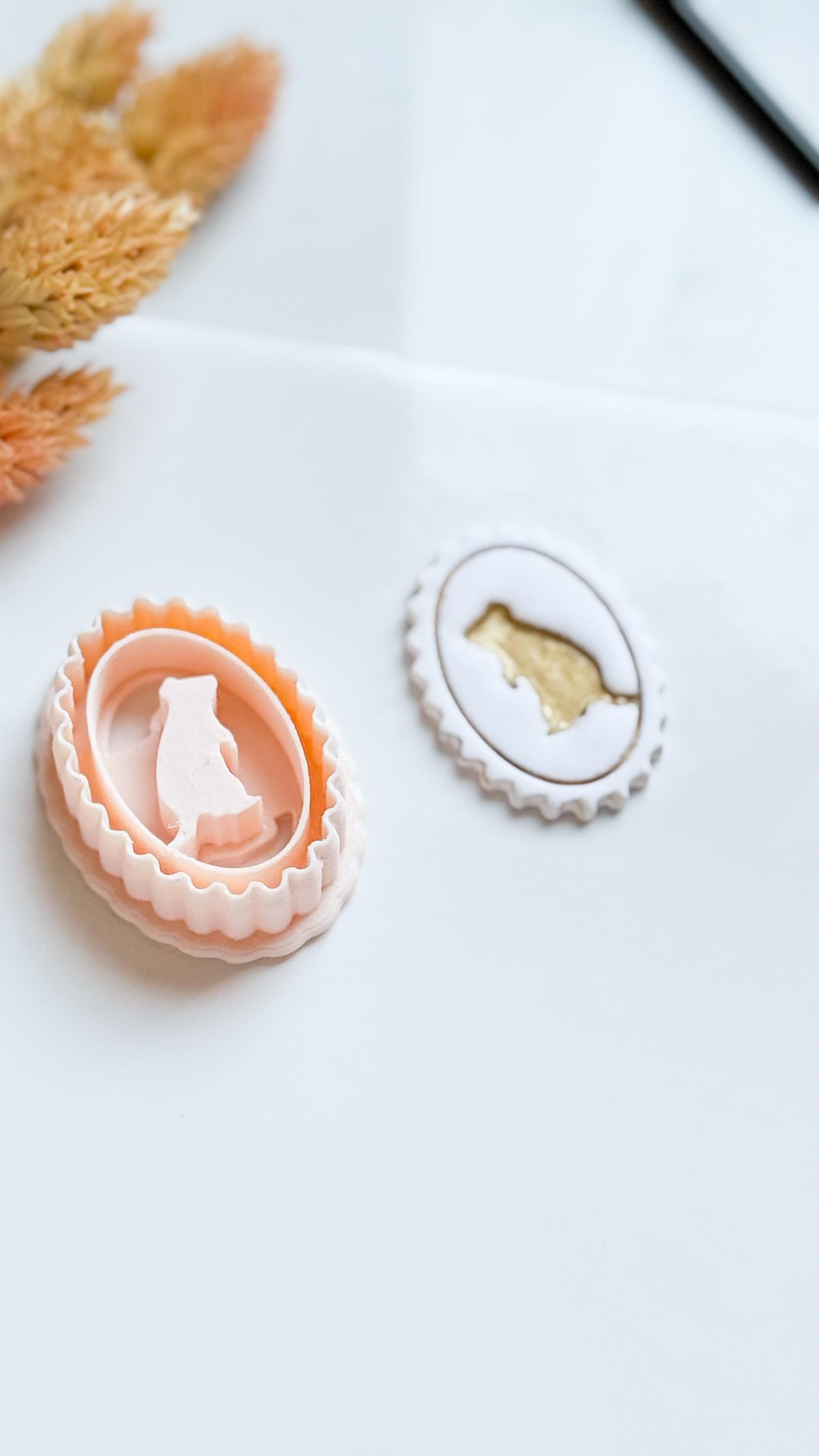 Mouse in Scalloped Oval Frame Cutter: Cottagecore Clay Mold