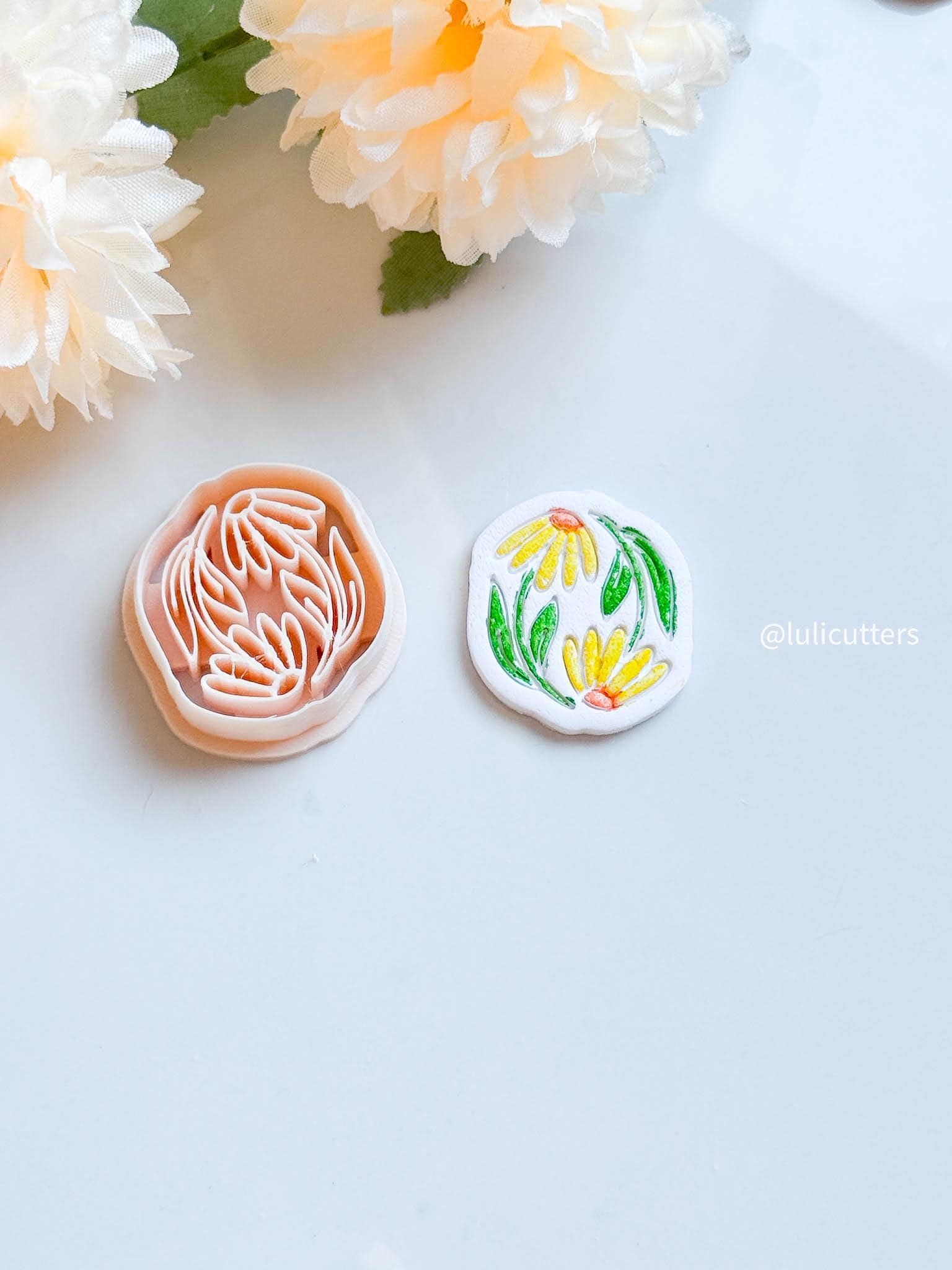 Daisy Flower Imprint Clay Cutter Round Floral Design with Detailed Paintable Lines