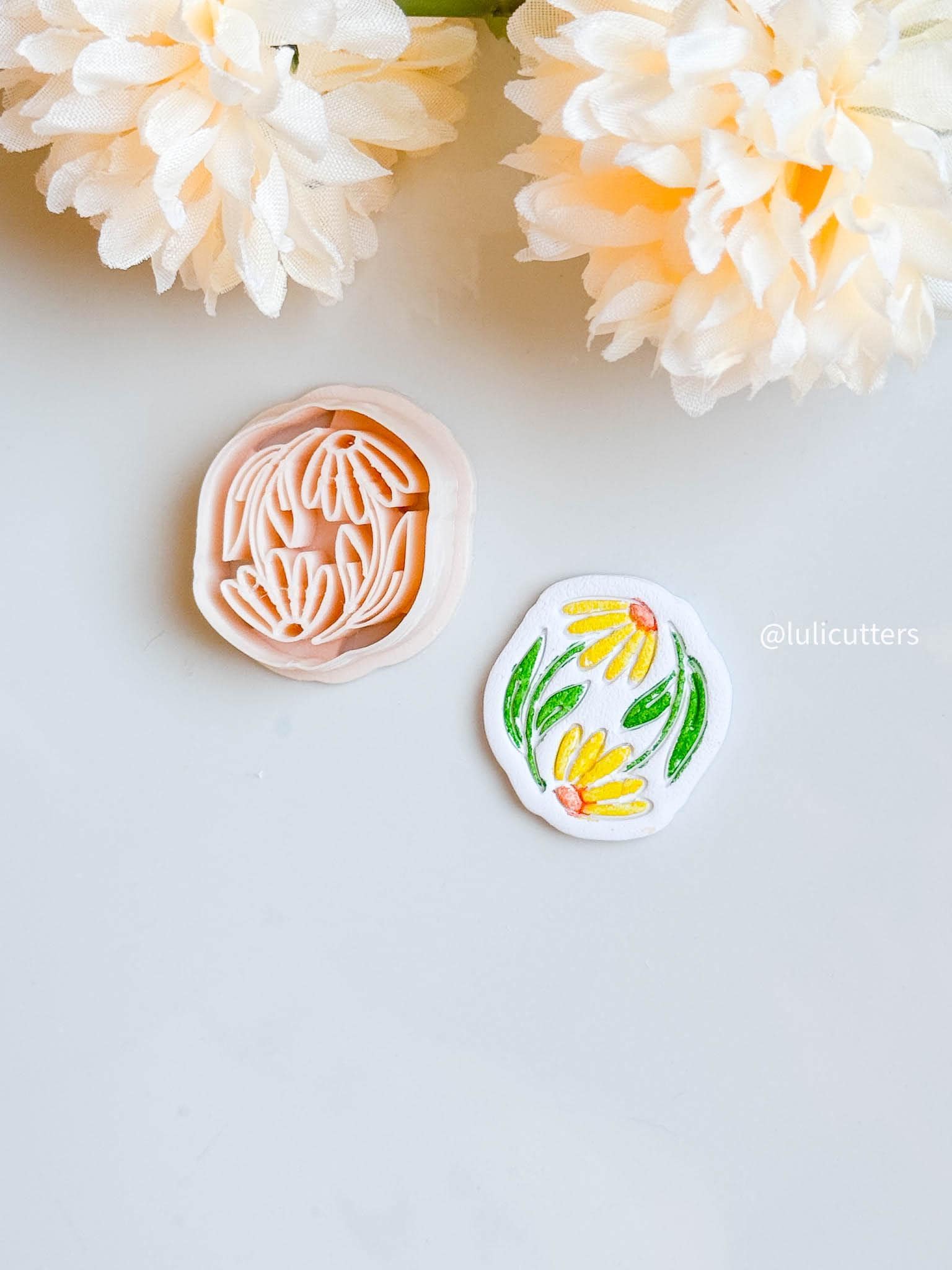 Daisy Flower Imprint Clay Cutter Round Floral Design with Detailed Paintable Lines