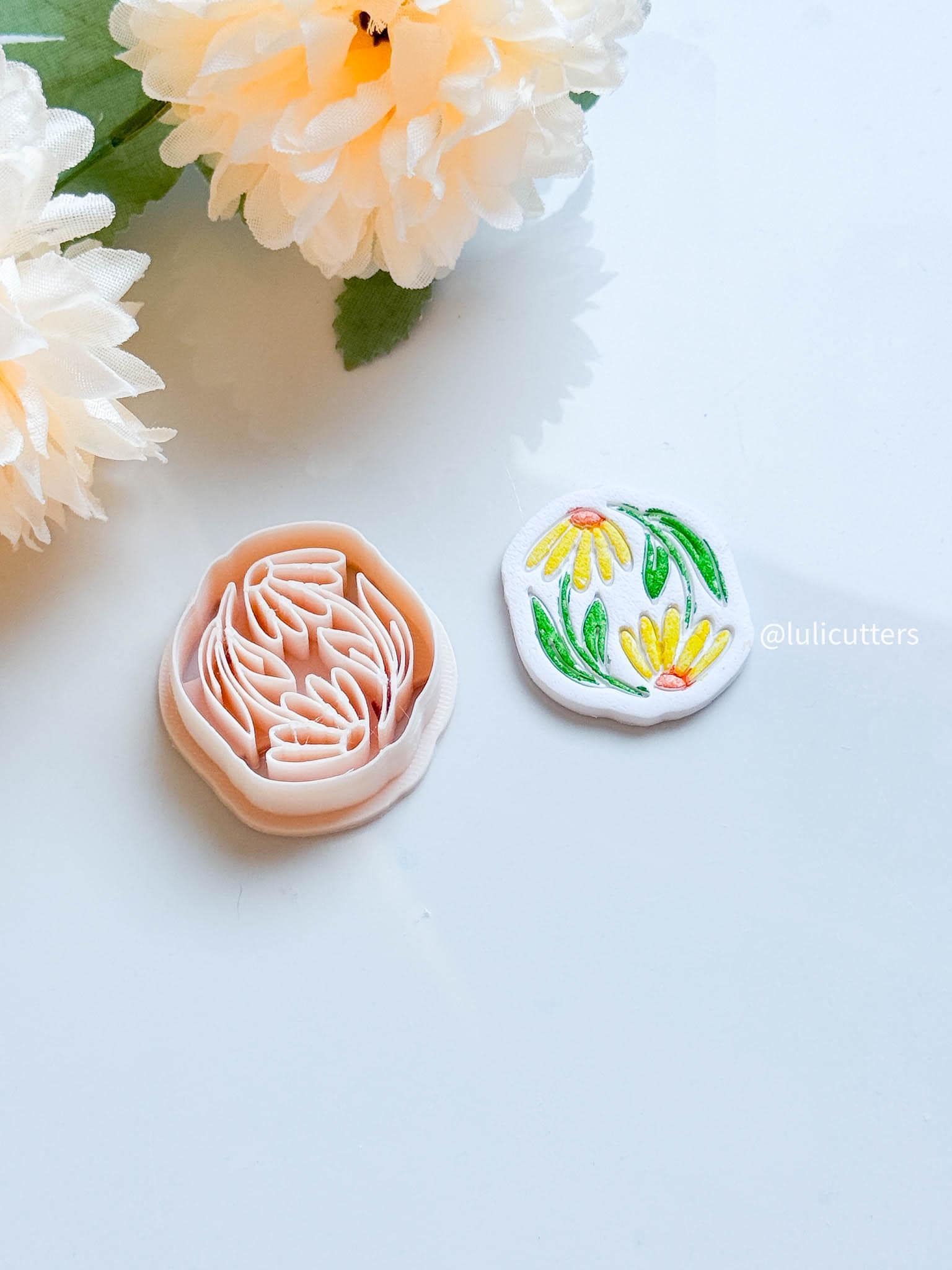 Daisy Flower Imprint Clay Cutter Round Floral Design with Detailed Paintable Lines