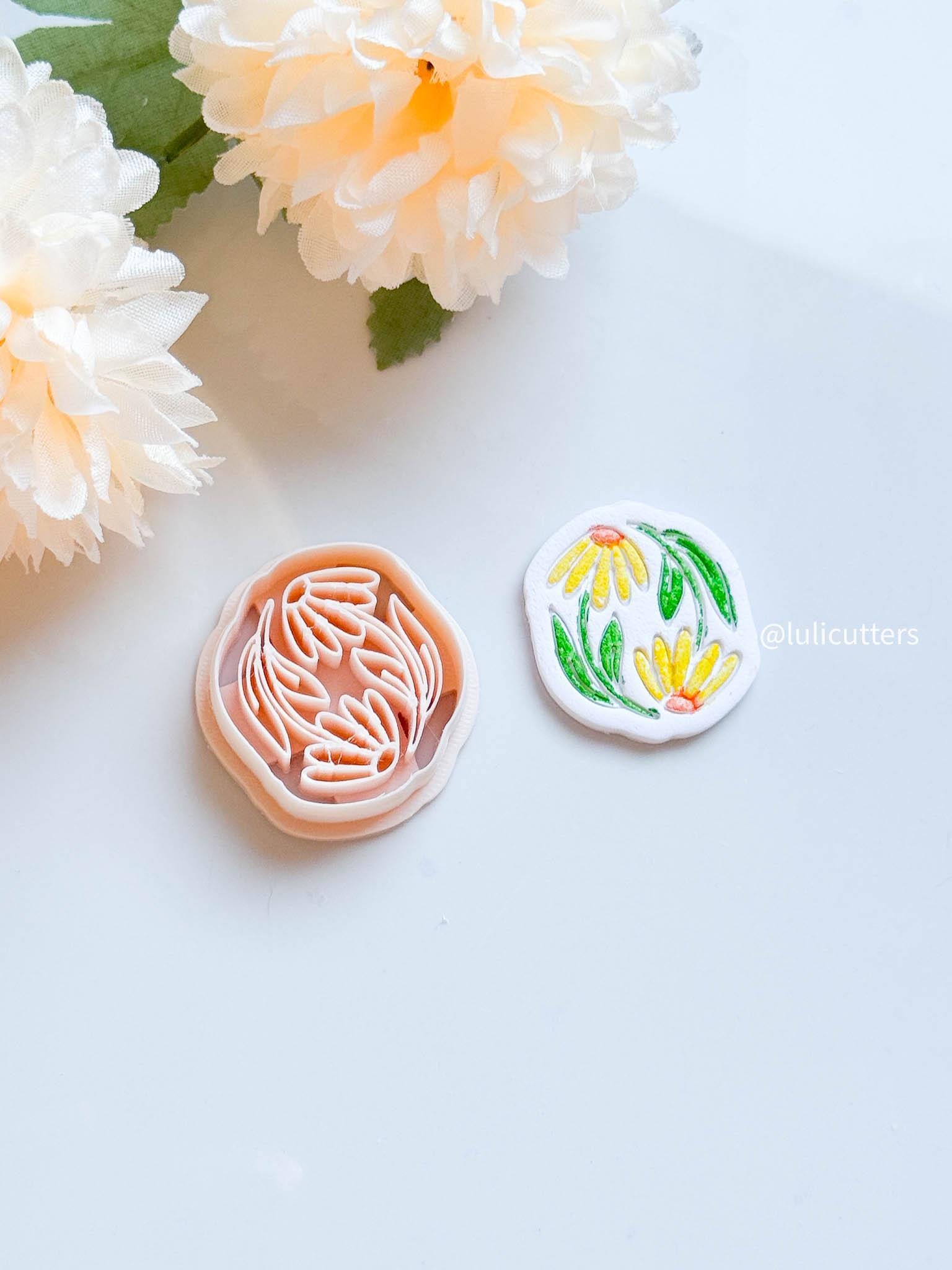 Daisy Flower Imprint Clay Cutter Round Floral Design with Detailed Paintable Lines