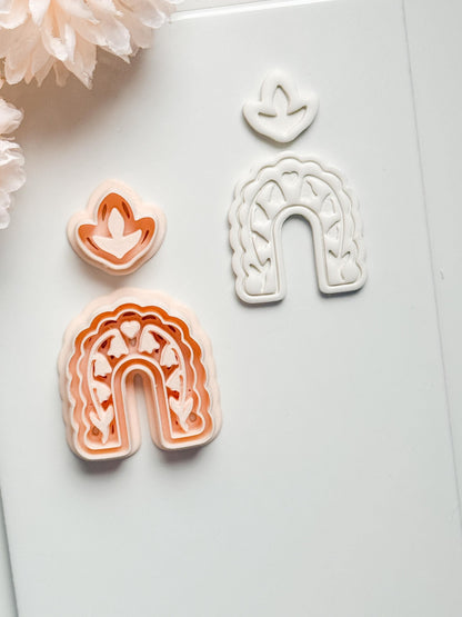 Bloomie Floral Arch Clay Cutter: Scalloped Arch with Leaf Topper