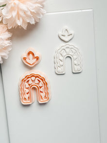 Bloomie Floral Arch Clay Cutter: Scalloped Arch with Leaf Topper