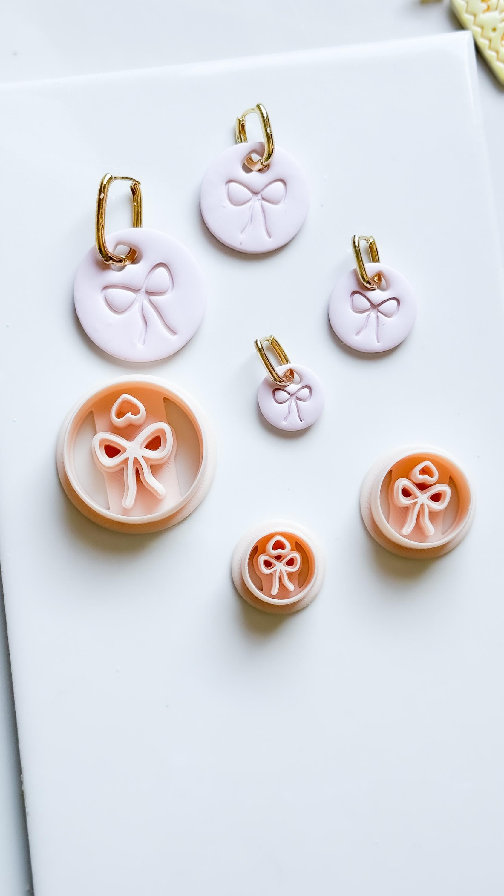 Charm Bowie Clay Cutter: Bow Heart Circle