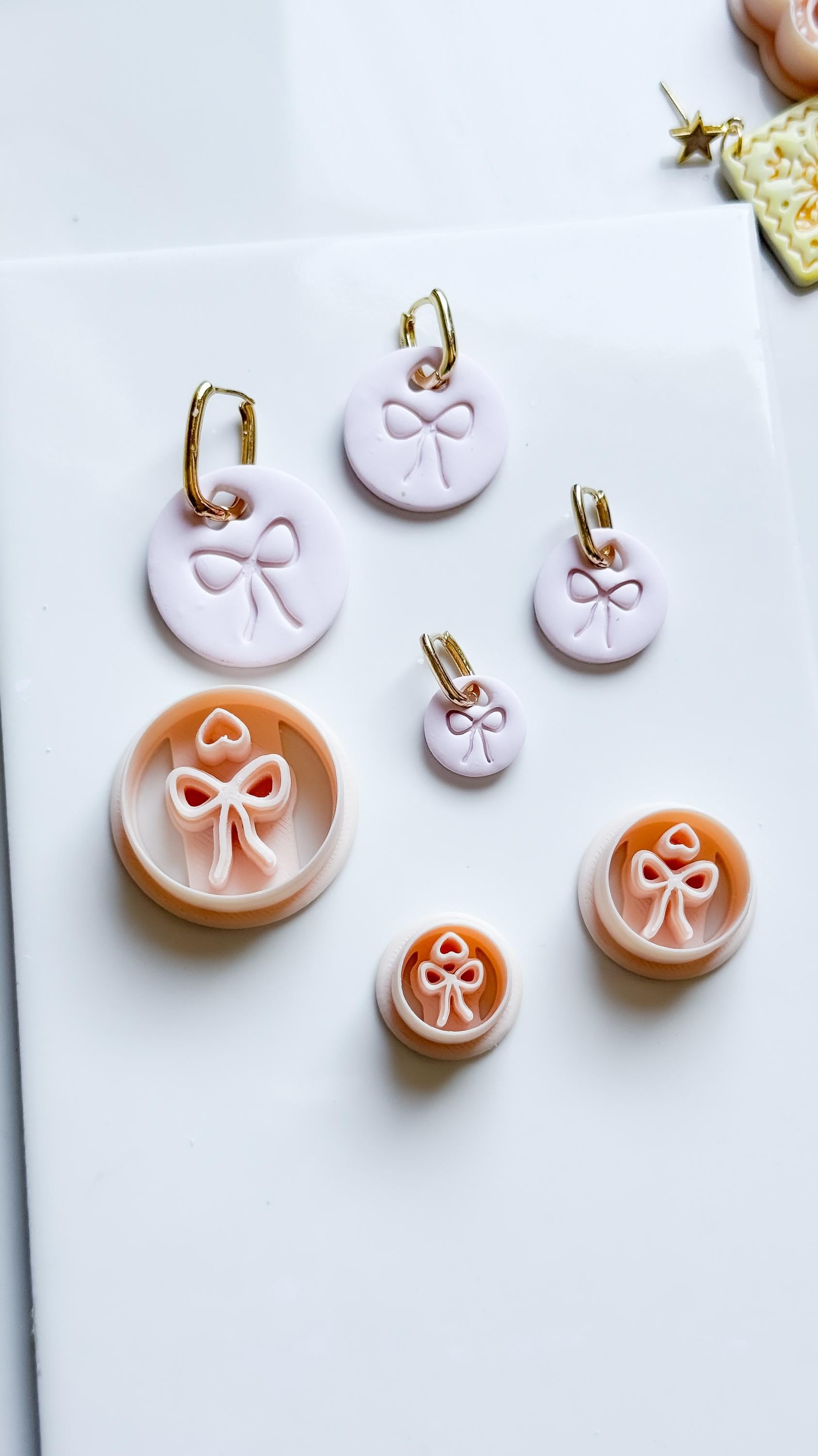 Charm Bowie Clay Cutter: Bow Heart Circle