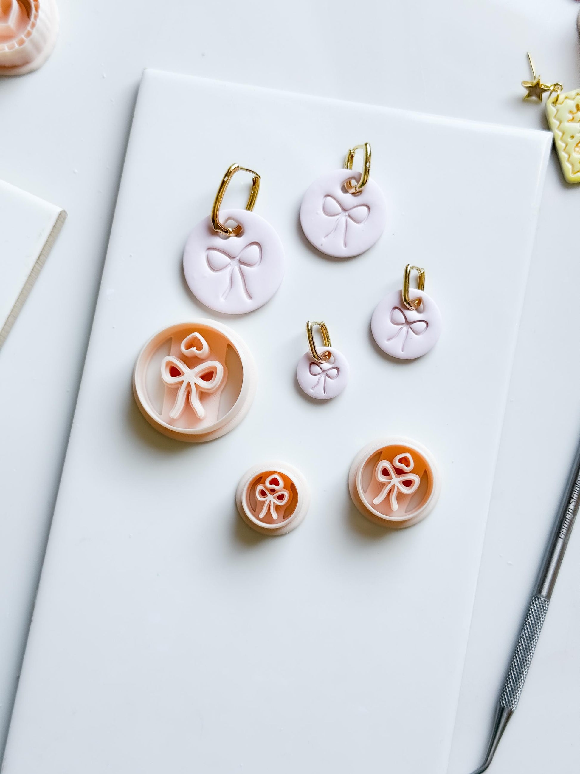 Charm Bowie Clay Cutter: Bow Heart Circle