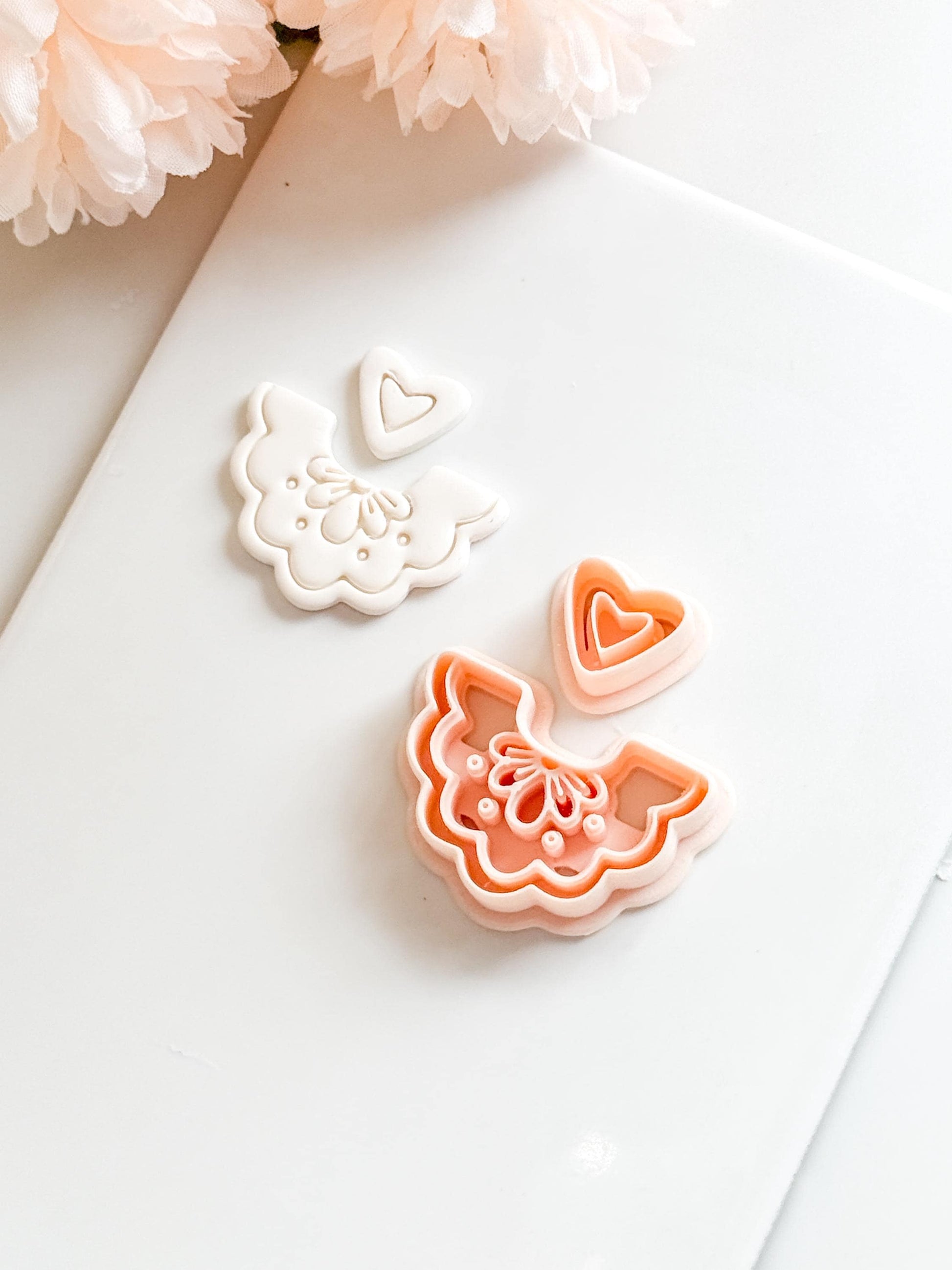 Una Frill Polymer Clay Cutter: Scalloped Edge Arch Embosser
