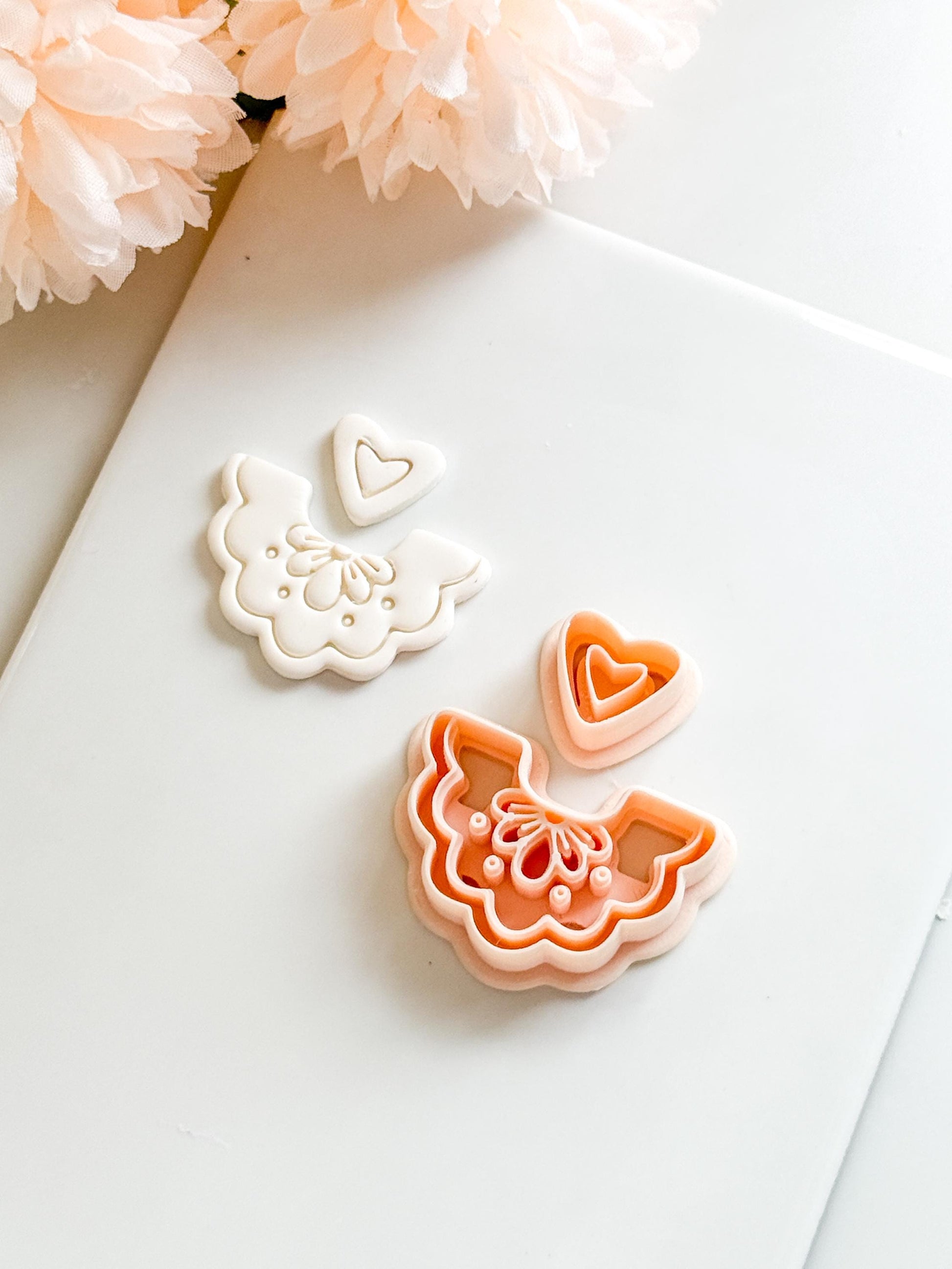 Una Frill Polymer Clay Cutter: Scalloped Edge Arch Embosser