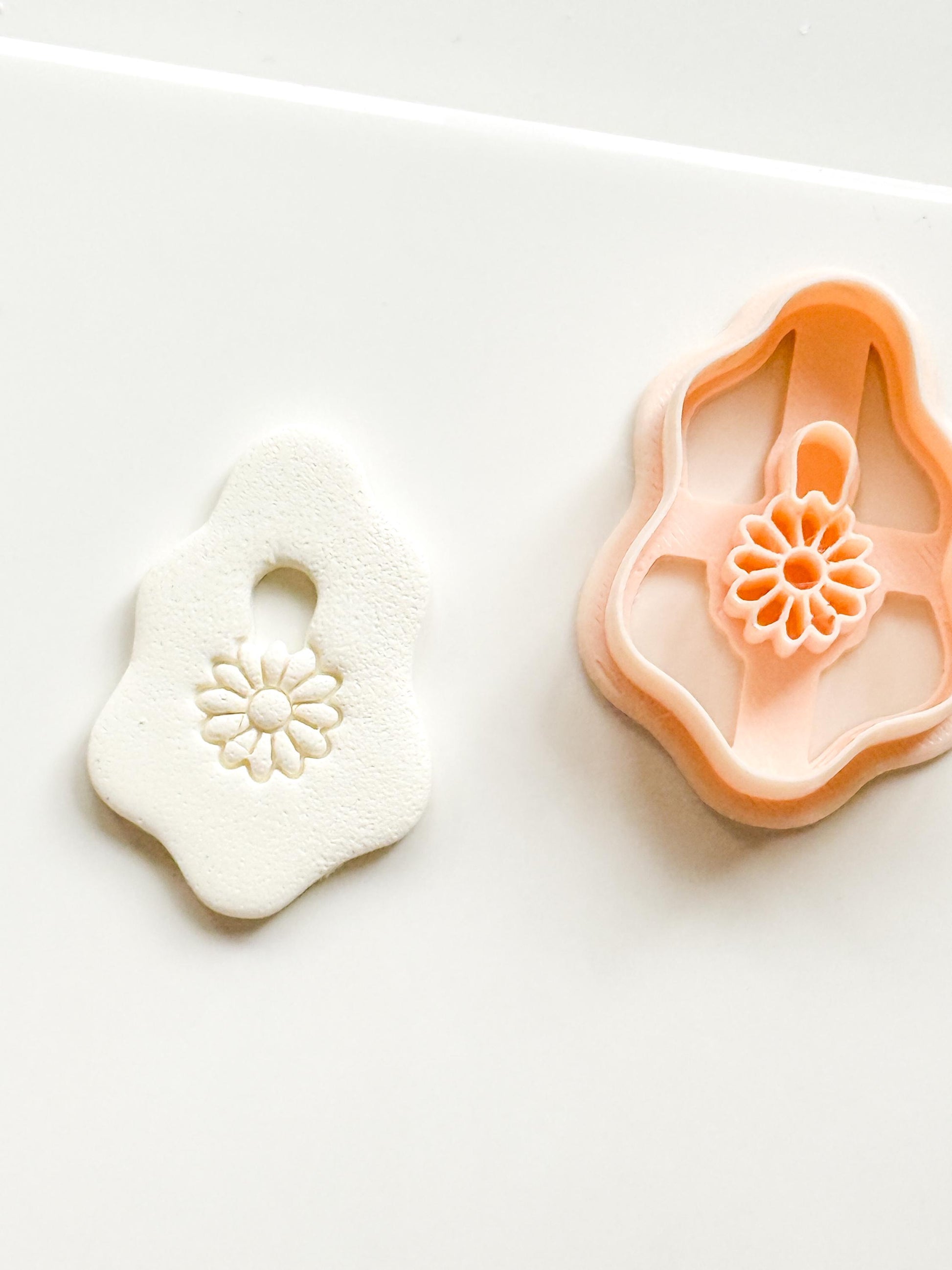 Pebble Koa Polymer Clay Cutter: Organic Shape Embossing Flower Jewelry Tool