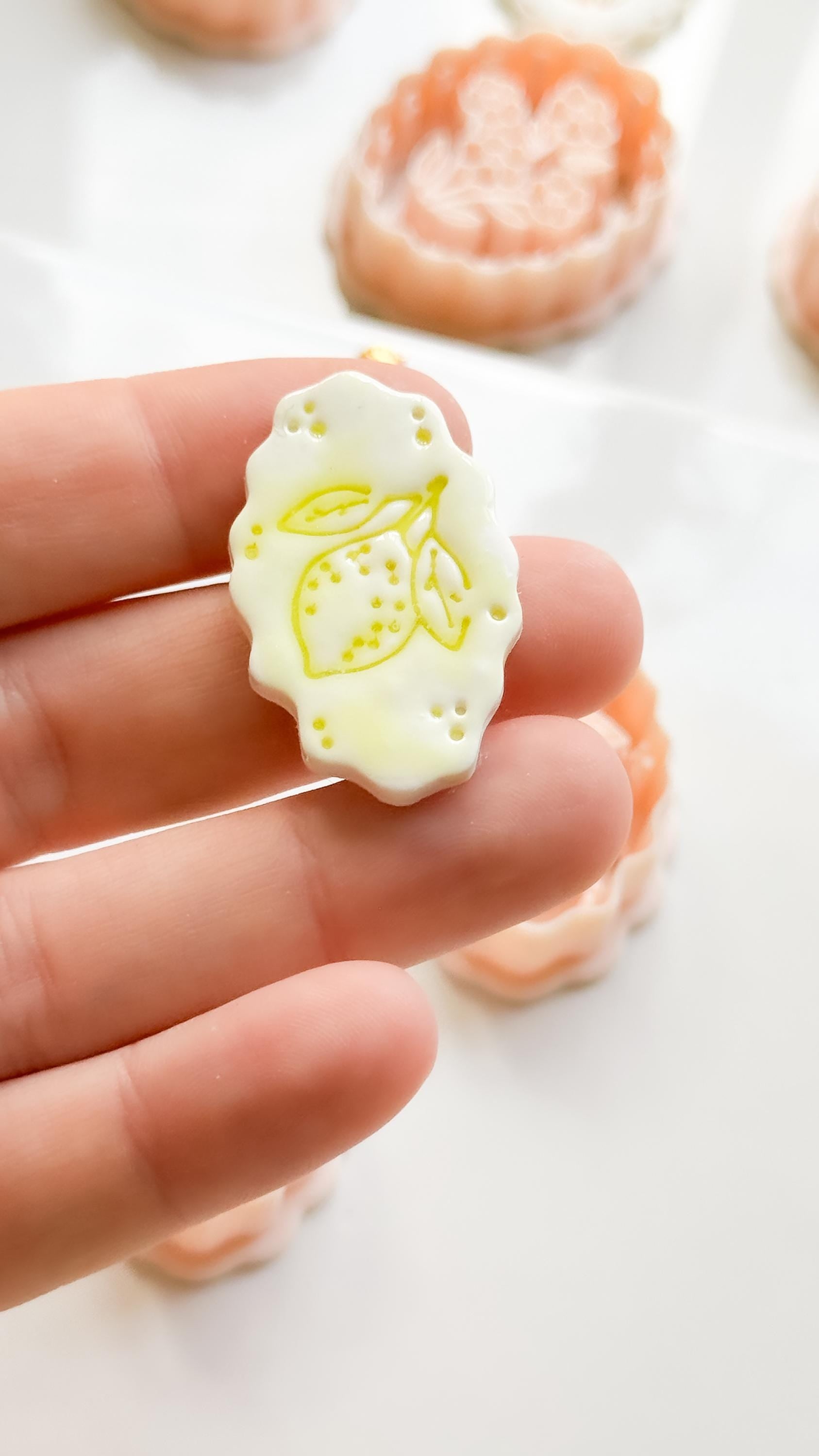 Zizi Lemon Frame Cutter: Scalloped Oval Citrus Shape for Polymer Clay