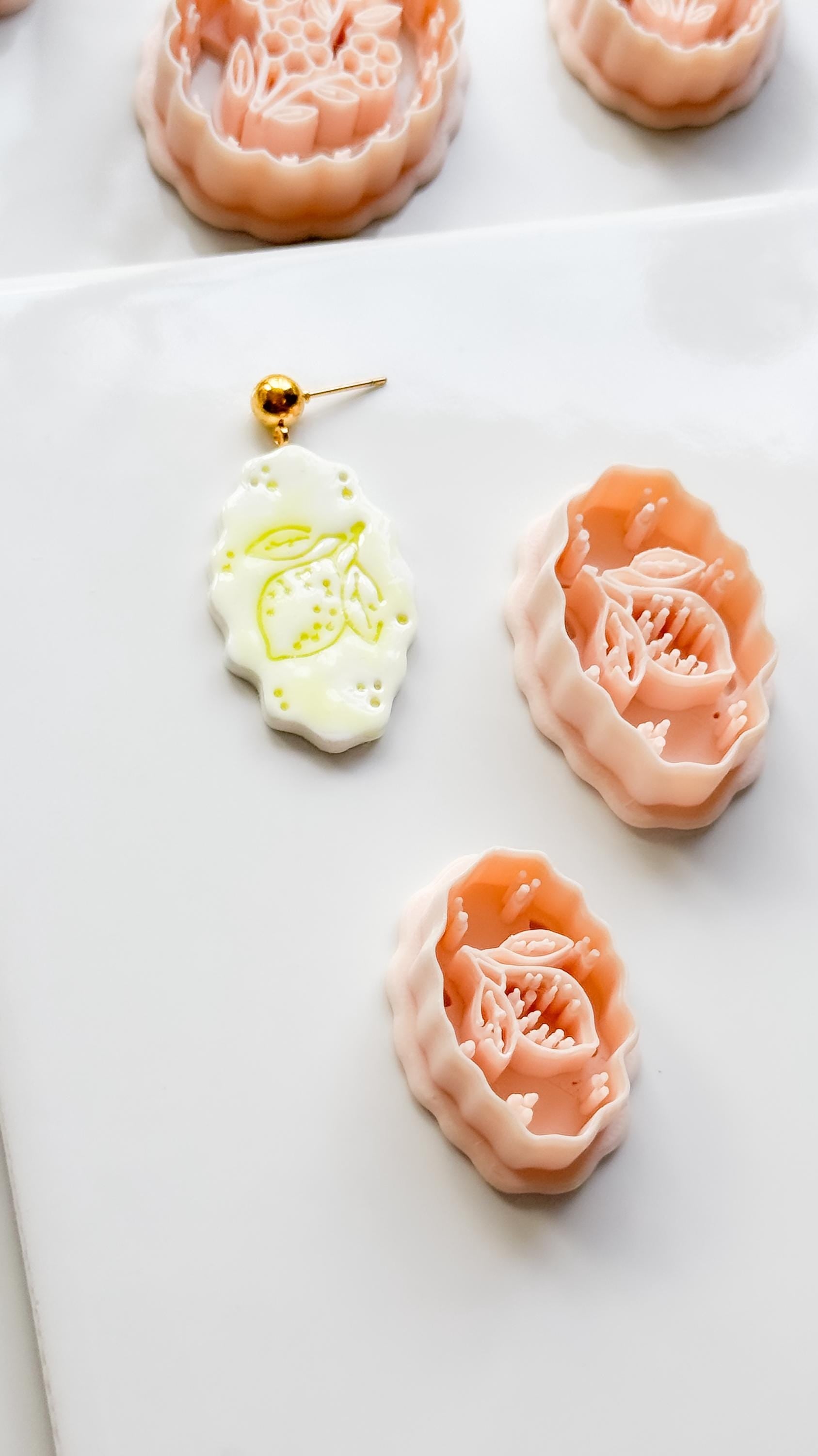 Zizi Lemon Frame Cutter: Scalloped Oval Citrus Shape for Polymer Clay
