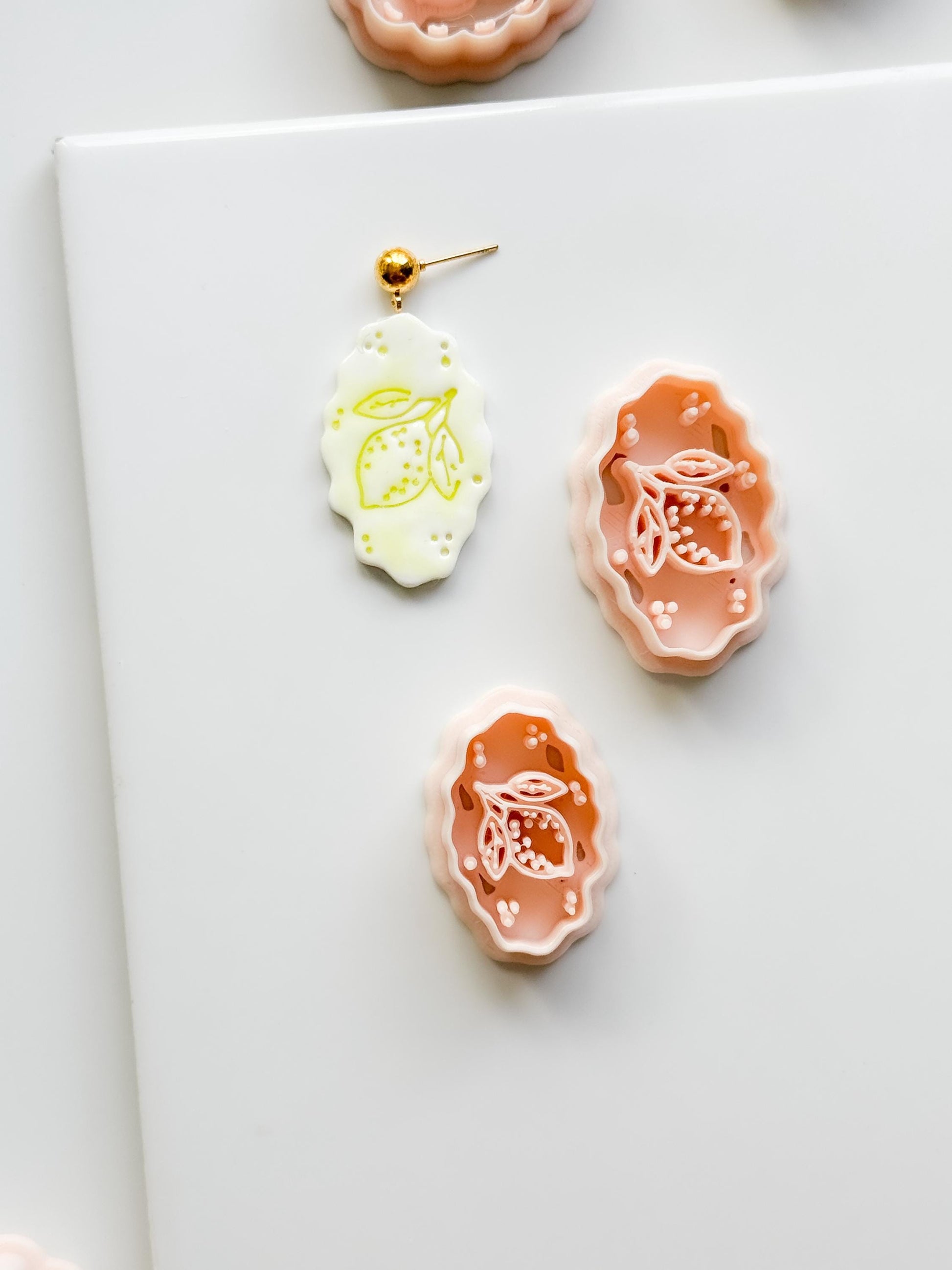 Zizi Lemon Frame Cutter: Scalloped Oval Citrus Shape for Polymer Clay