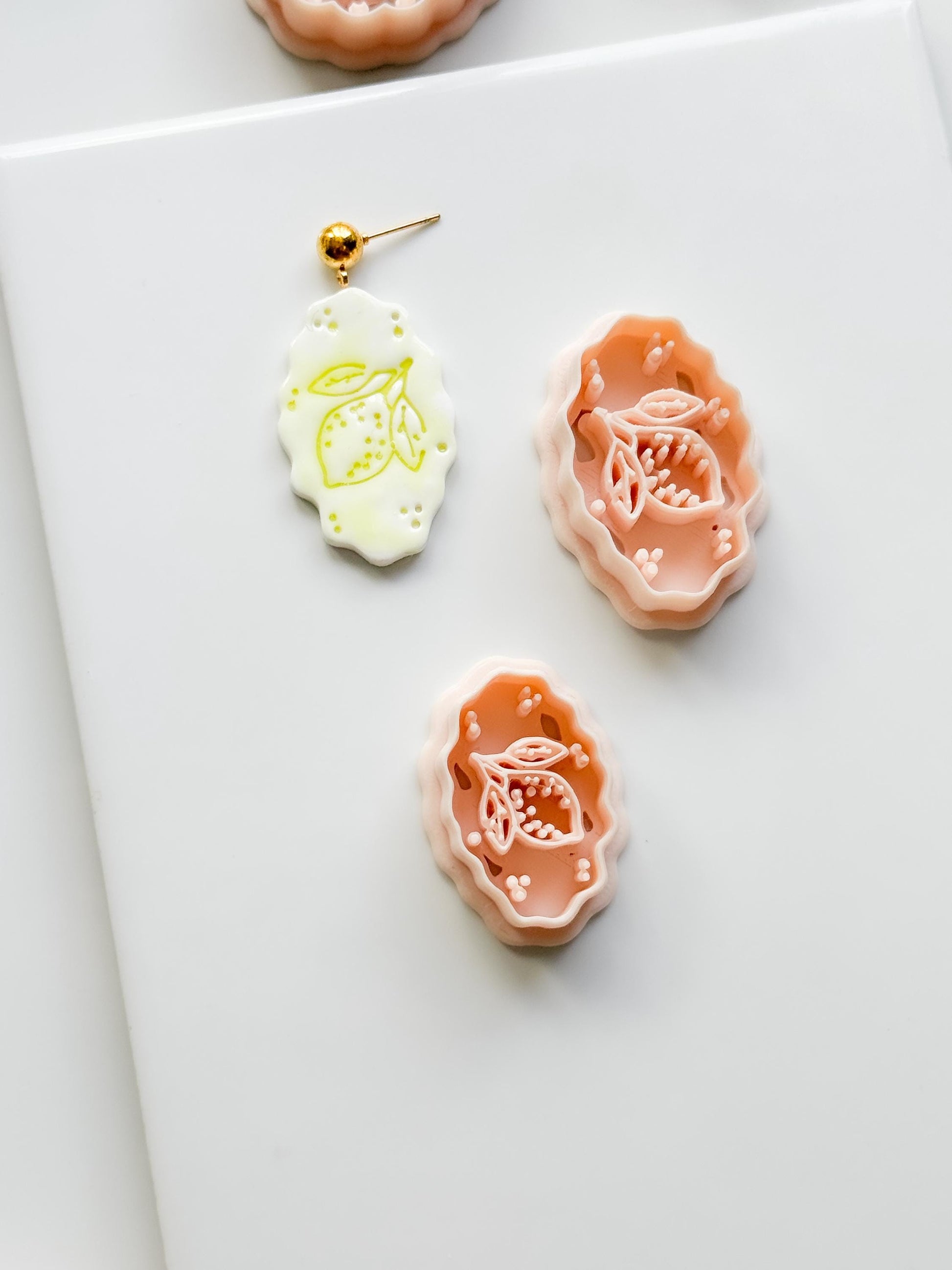 Zizi Lemon Frame Cutter: Scalloped Oval Citrus Shape for Polymer Clay