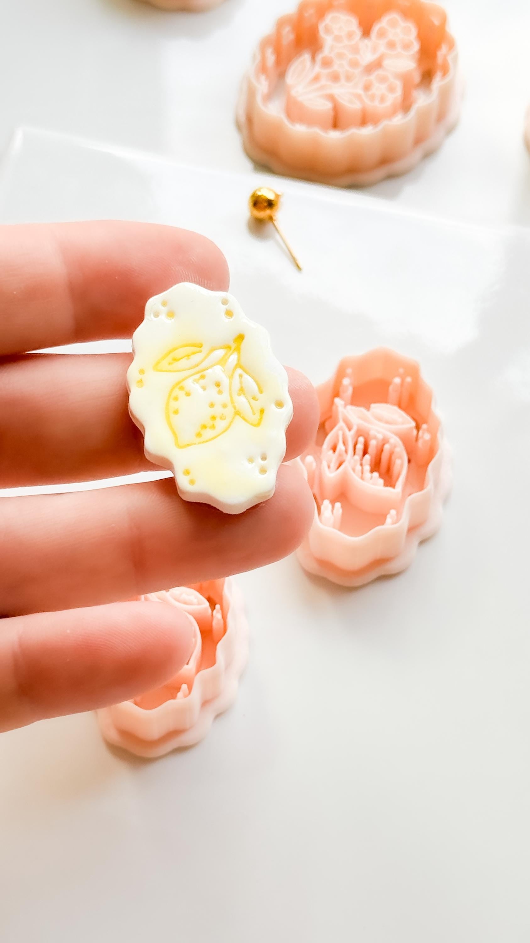 Zizi Lemon Frame Cutter: Scalloped Oval Citrus Shape for Polymer Clay