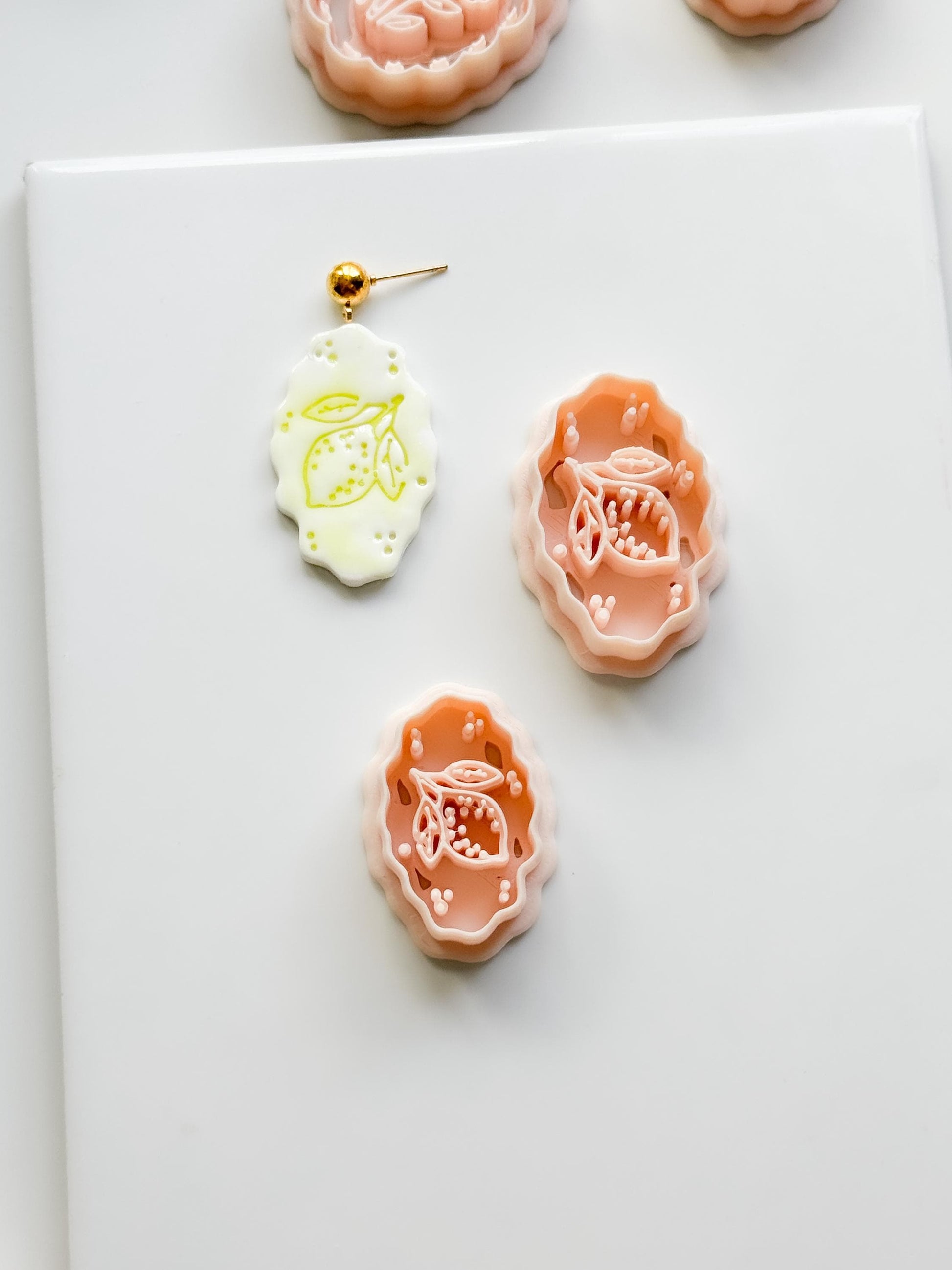Zizi Lemon Frame Cutter: Scalloped Oval Citrus Shape for Polymer Clay