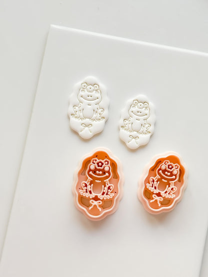 Tavi Floral Frog Clay Cutter: Scalloped Oval Frame for Polymer Clay