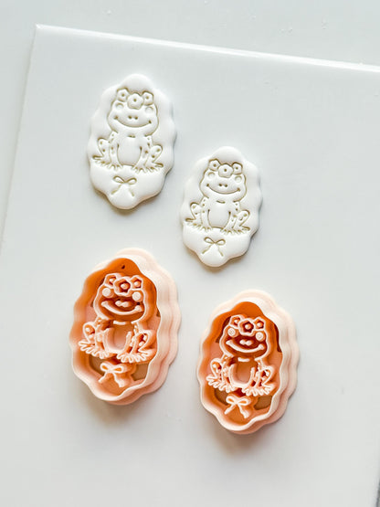 Tavi Floral Frog Clay Cutter: Scalloped Oval Frame for Polymer Clay