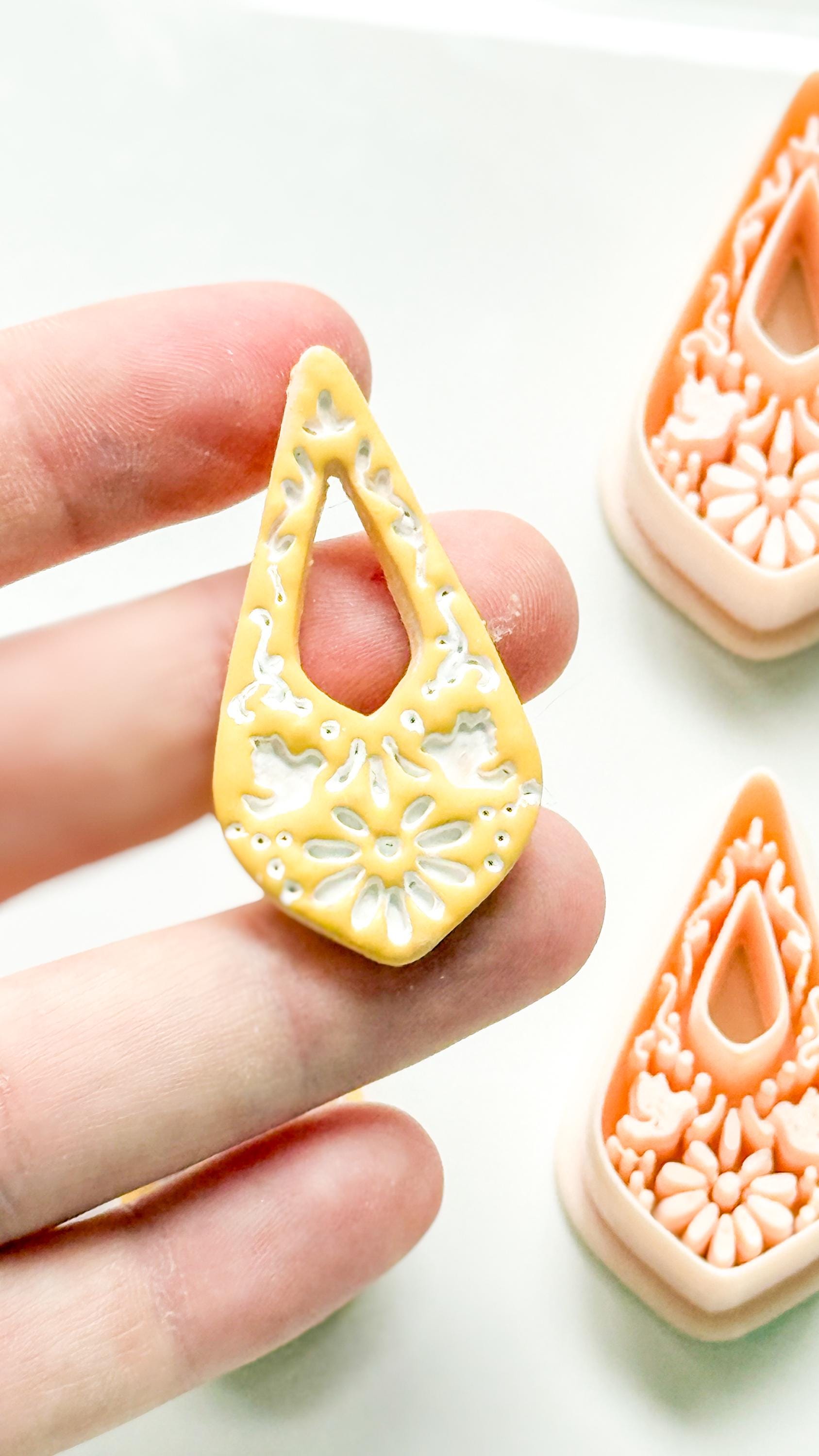 Lágrima Paloma Clay Cutter: Bird and Floral Teardrop Shape for Polymer Clay
