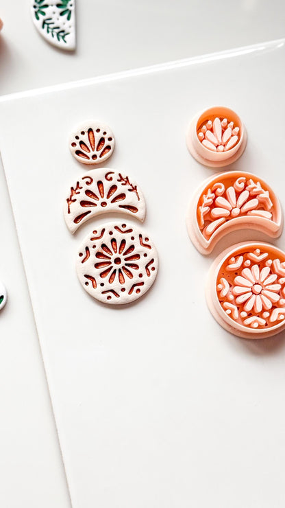 Medalla Tres Clay Cutter: Triple Tier Floral Arch for Polymer Clay