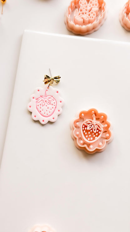 Frua Strawberry Cutter: Scalloped Fruit Shape for Polymer Clay Earring