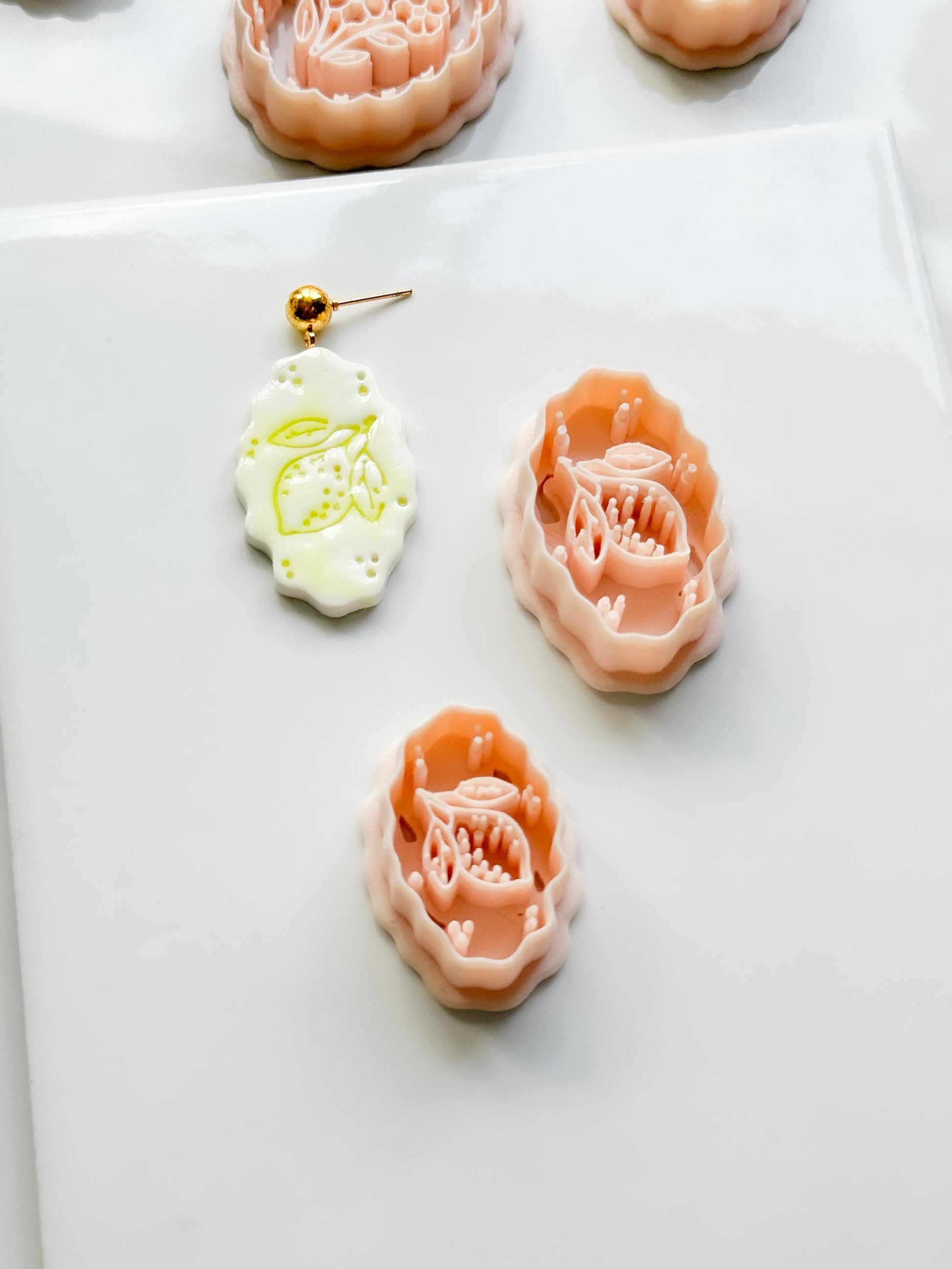 Zizi Lemon Frame Cutter: Scalloped Oval Citrus Shape for Polymer Clay
