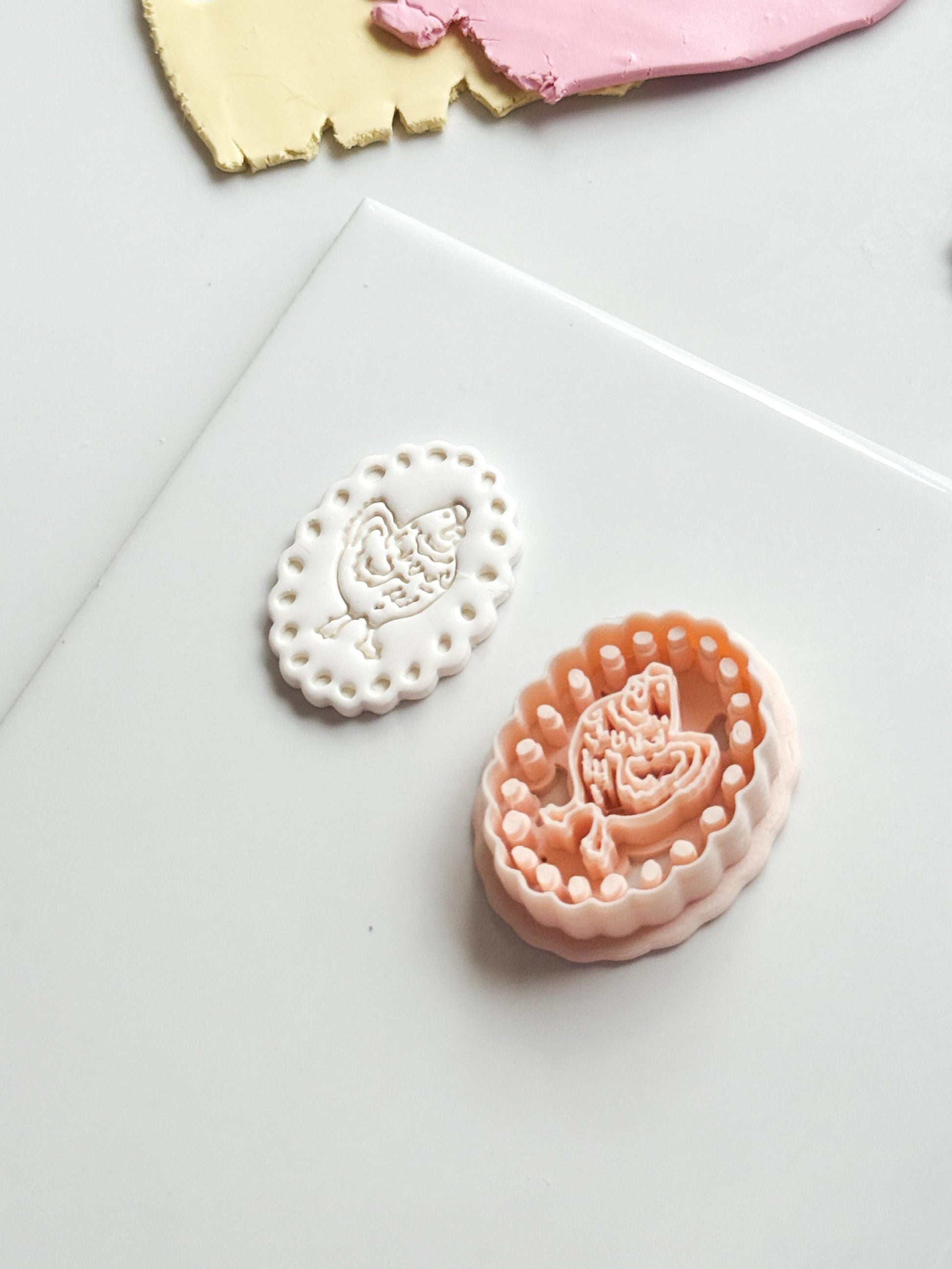 Pina Hen Cutter: Scalloped Oval Chicken Frame for Polymer Clay