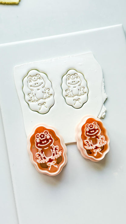 Tavi Floral Frog Clay Cutter: Scalloped Oval Frame for Polymer Clay