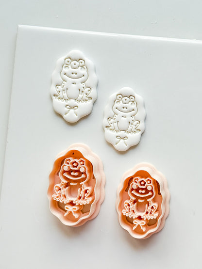 Tavi Floral Frog Clay Cutter: Scalloped Oval Frame for Polymer Clay