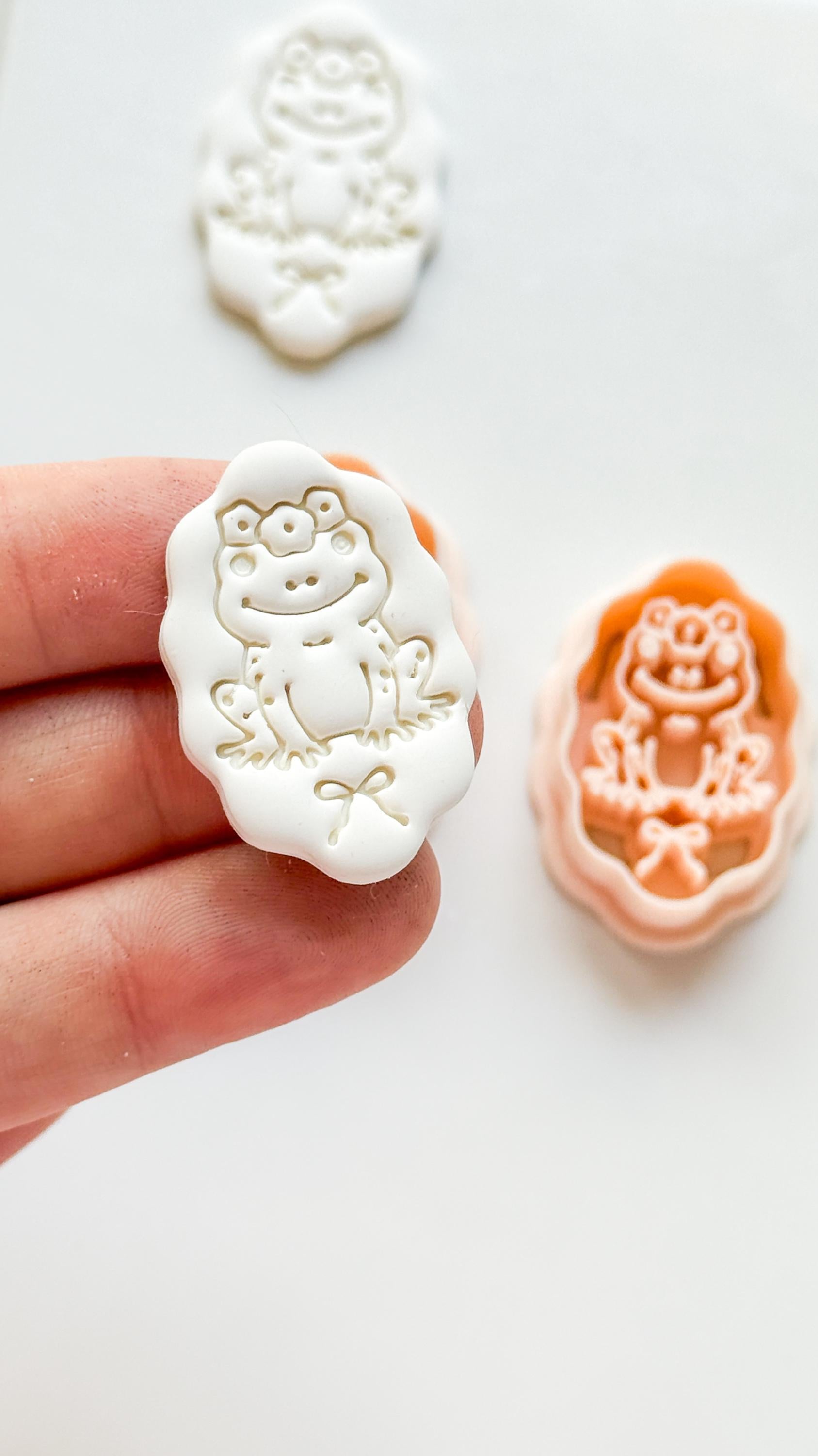 Tavi Floral Frog Clay Cutter: Scalloped Oval Frame for Polymer Clay