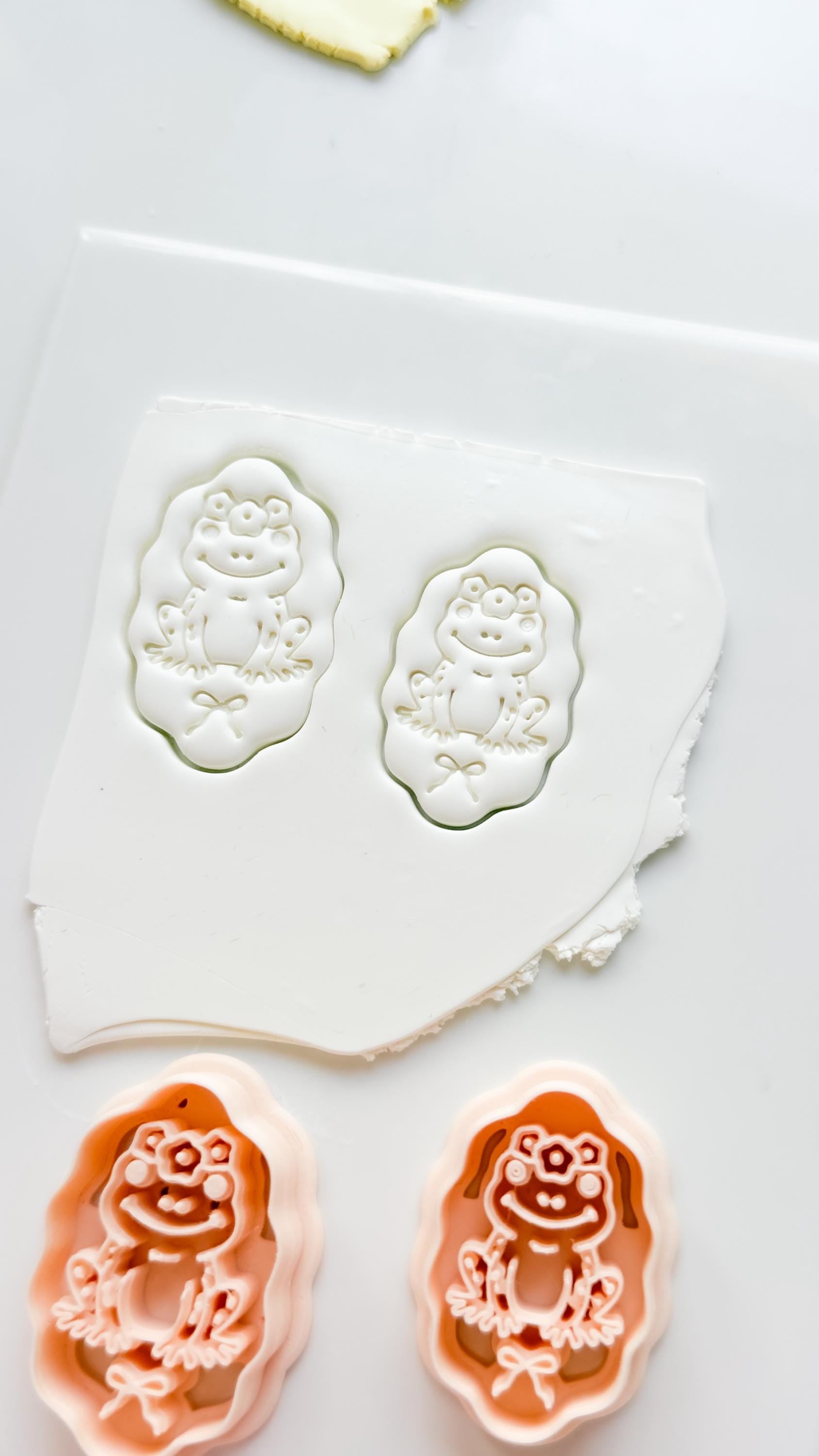 Tavi Floral Frog Clay Cutter: Scalloped Oval Frame for Polymer Clay