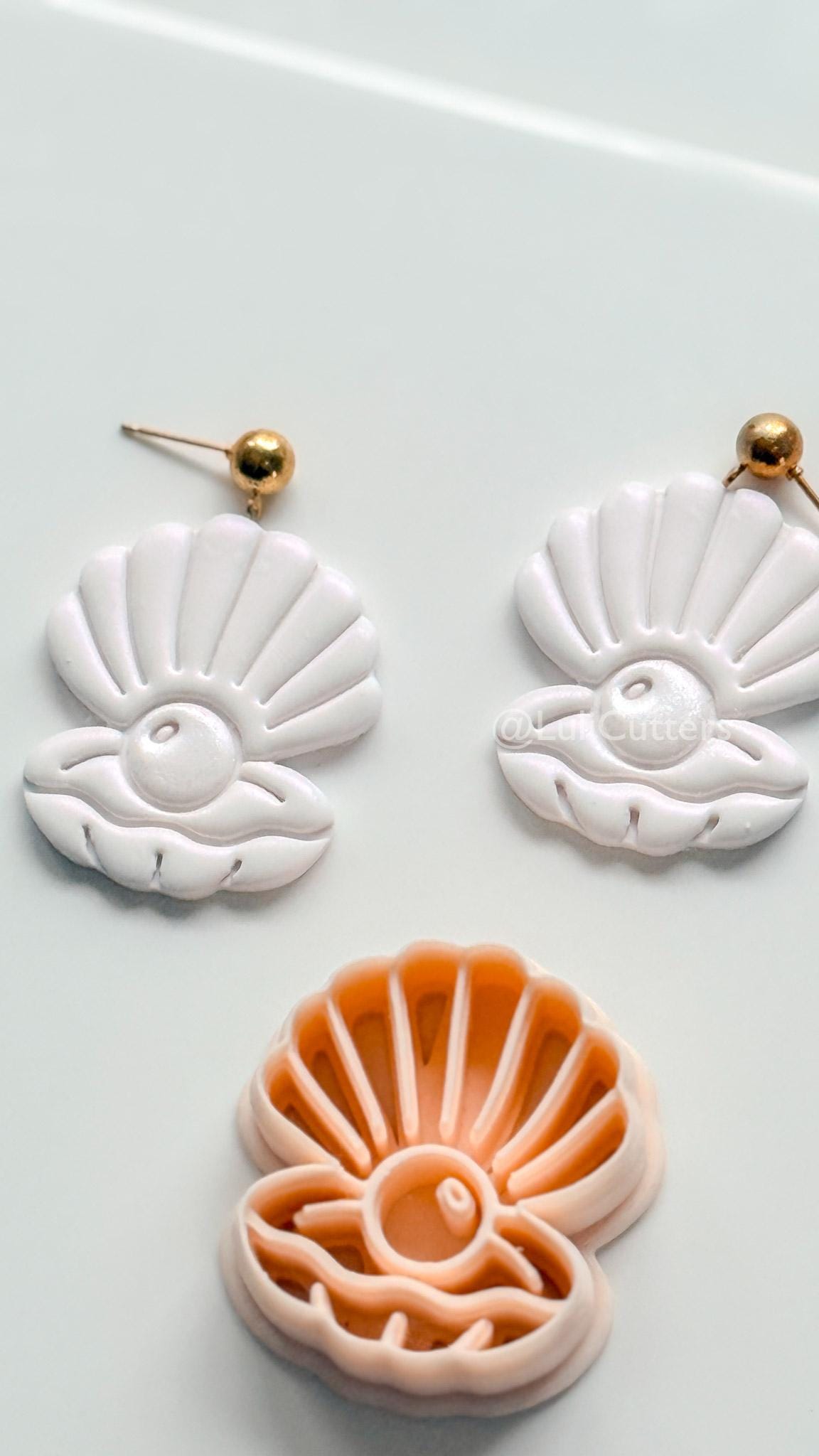 Pearl Laura Cutter: Scallop Shell with Pearl Center for Polymer Clay