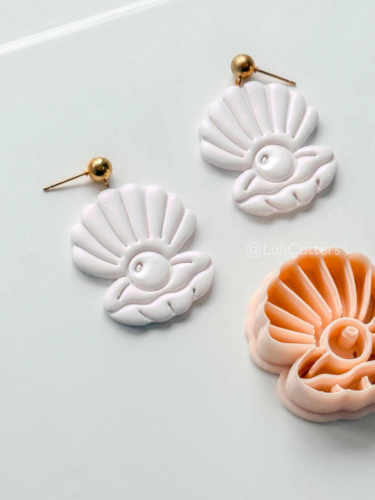 Pearl Laura Cutter: Scallop Shell with Pearl Center for Polymer Clay
