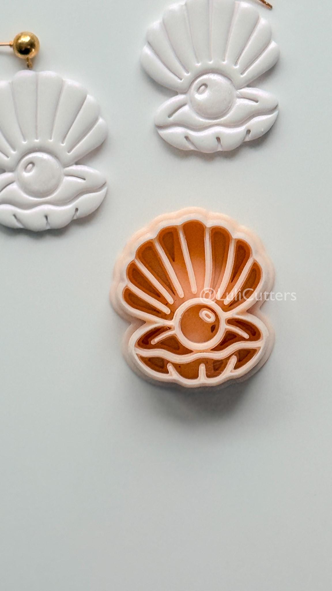 Pearl Laura Cutter: Scallop Shell with Pearl Center for Polymer Clay