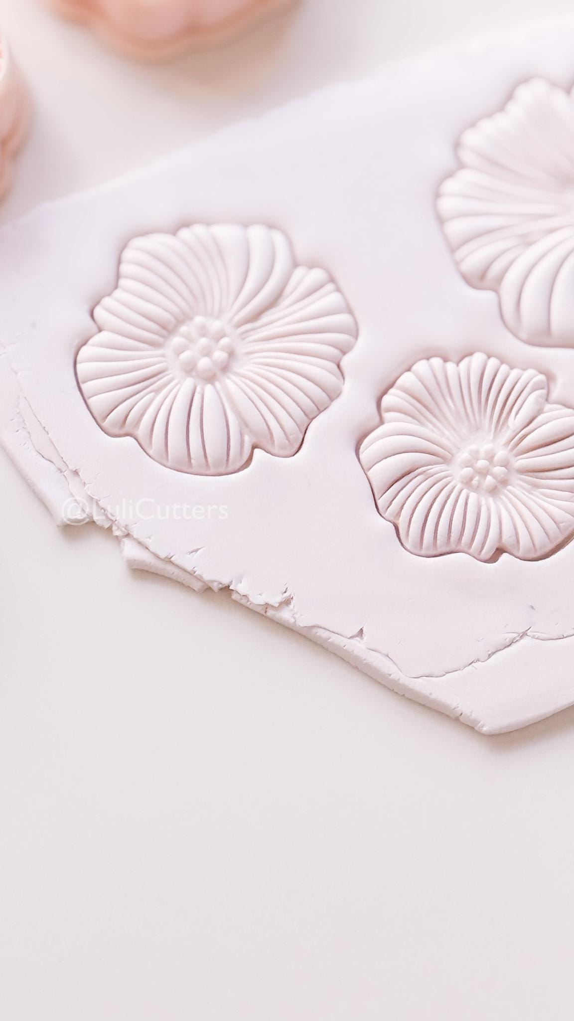 Ribbed Texture Flower Cutter: Intricate Layered Petal Design for Polymer Clay