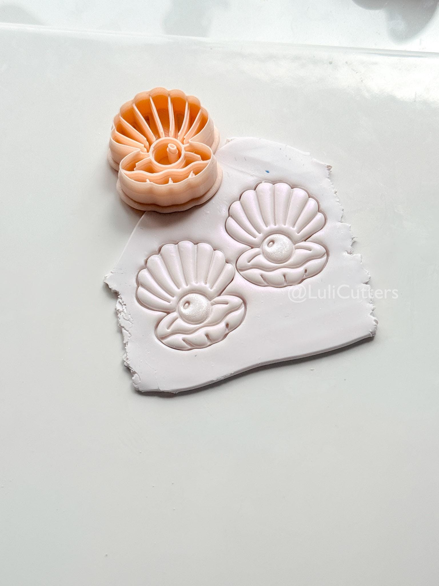 Pearl Laura Cutter: Scallop Shell with Pearl Center for Polymer Clay