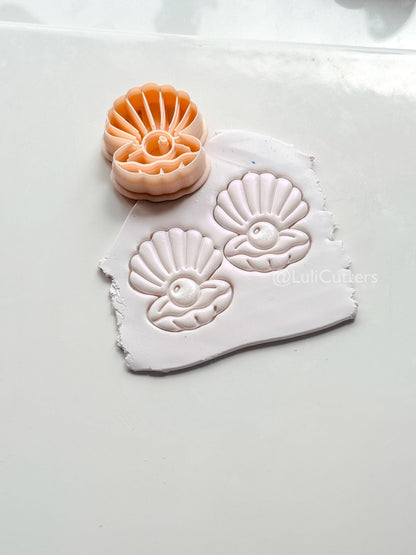 Pearl Laura Cutter: Scallop Shell with Pearl Center for Polymer Clay