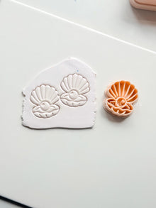 Pearl Laura Cutter: Scallop Shell with Pearl Center for Polymer Clay