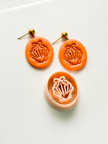 Oval Bow Shell Cutter: Scalloped Ribbed Pattern for Polymer Clay