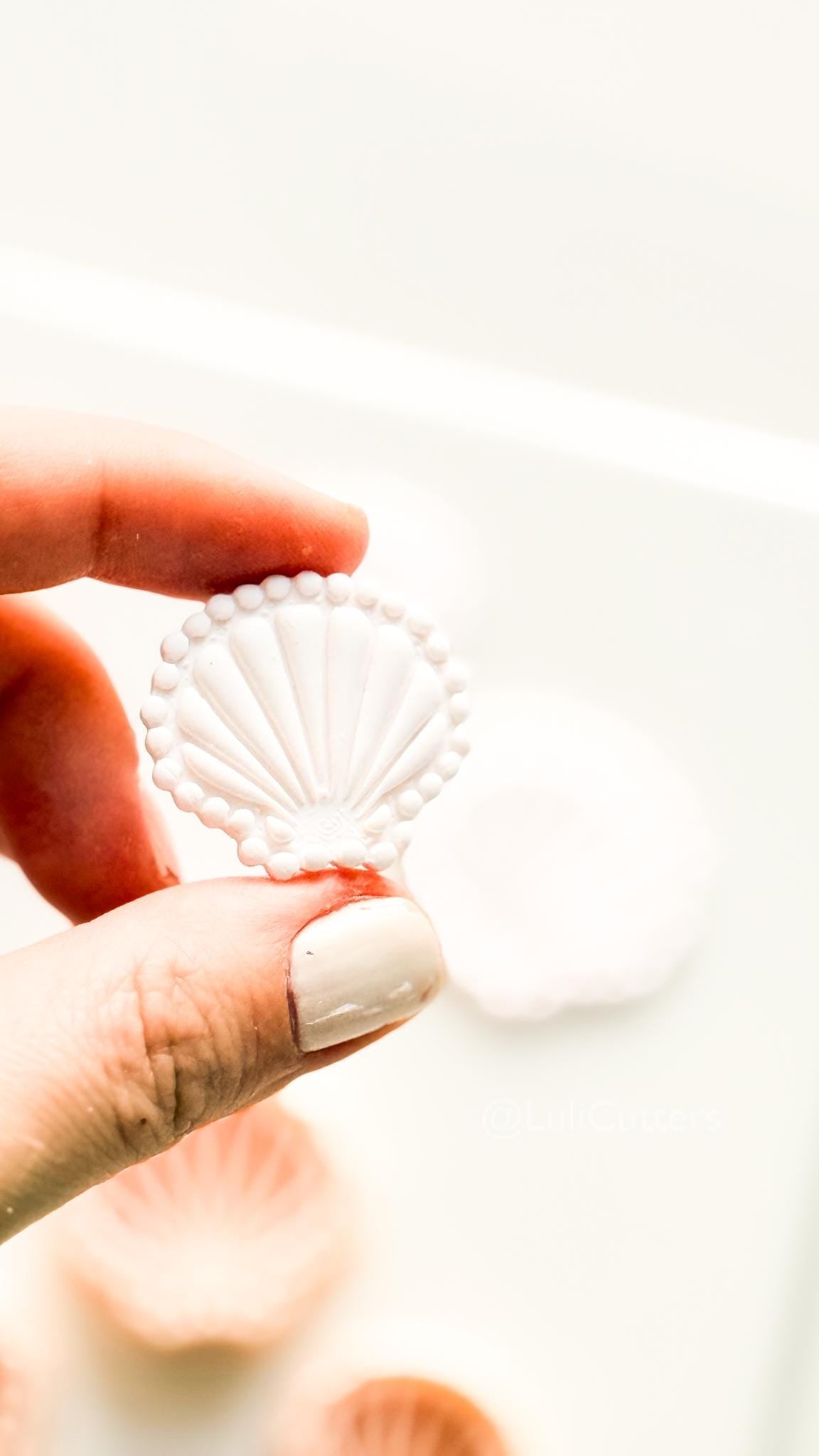 Bead Frame Shell Cutter: Scallop Shell with beaded edge