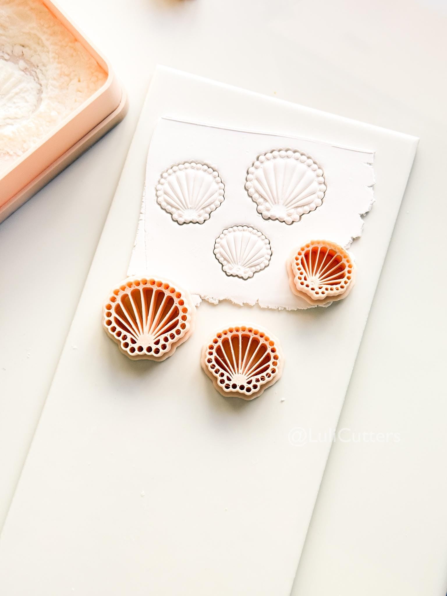 Bead Frame Shell Cutter: Scallop Shell with beaded edge