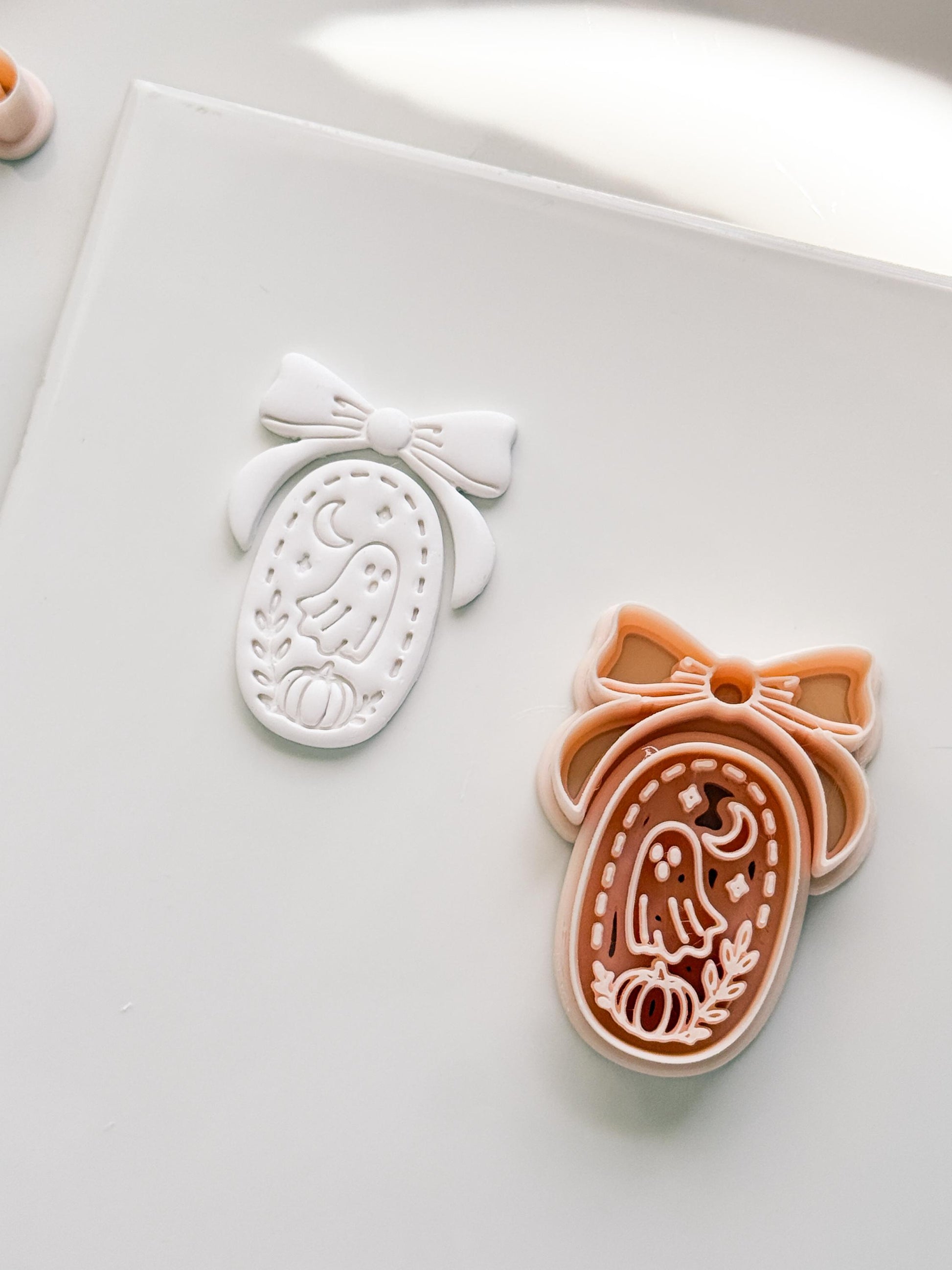 Moonlit Boo Cutter: Bow Framed Ghost Cameo for Polymer Clay