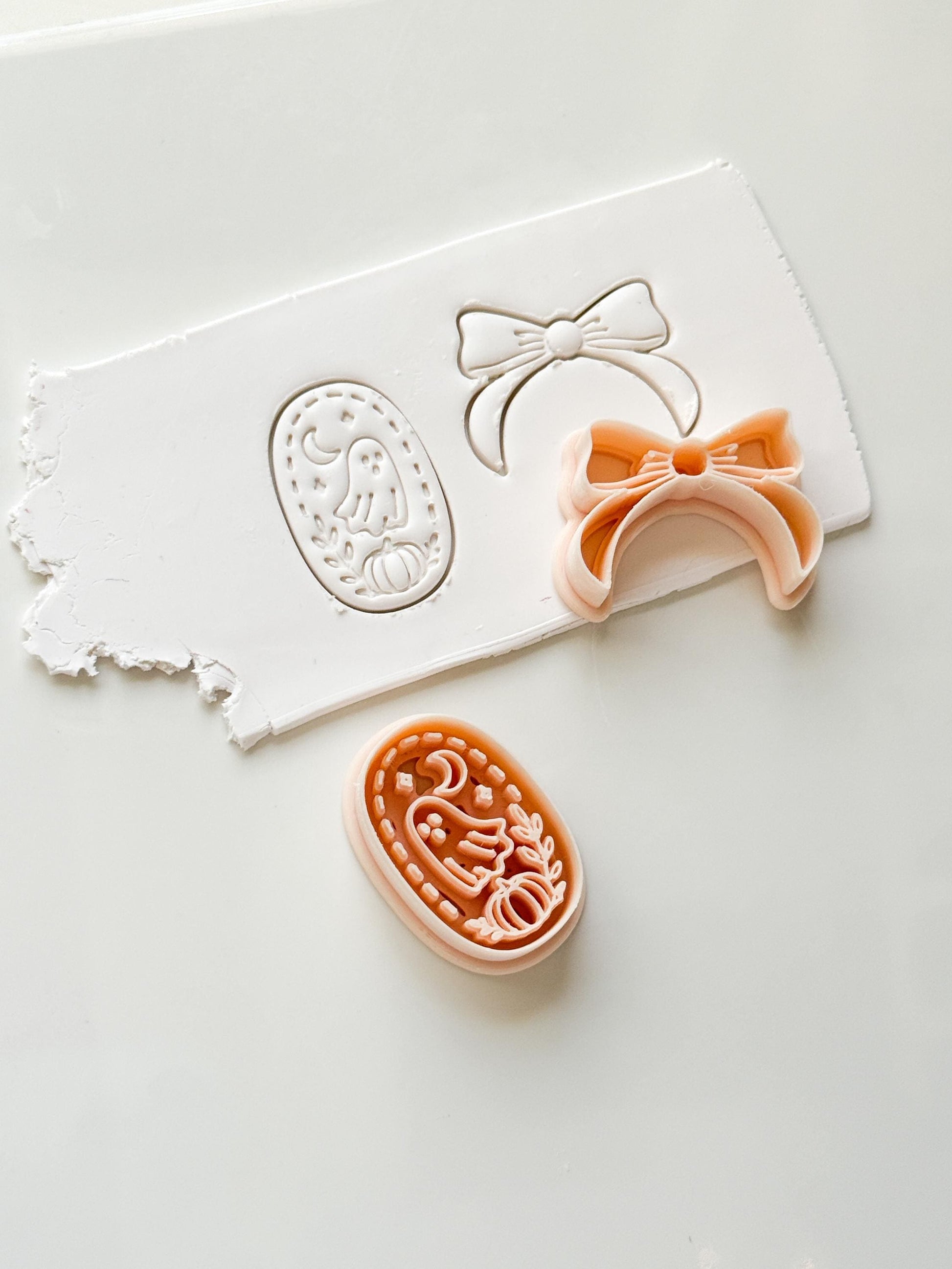 Moonlit Boo Cutter: Bow Framed Ghost Cameo for Polymer Clay